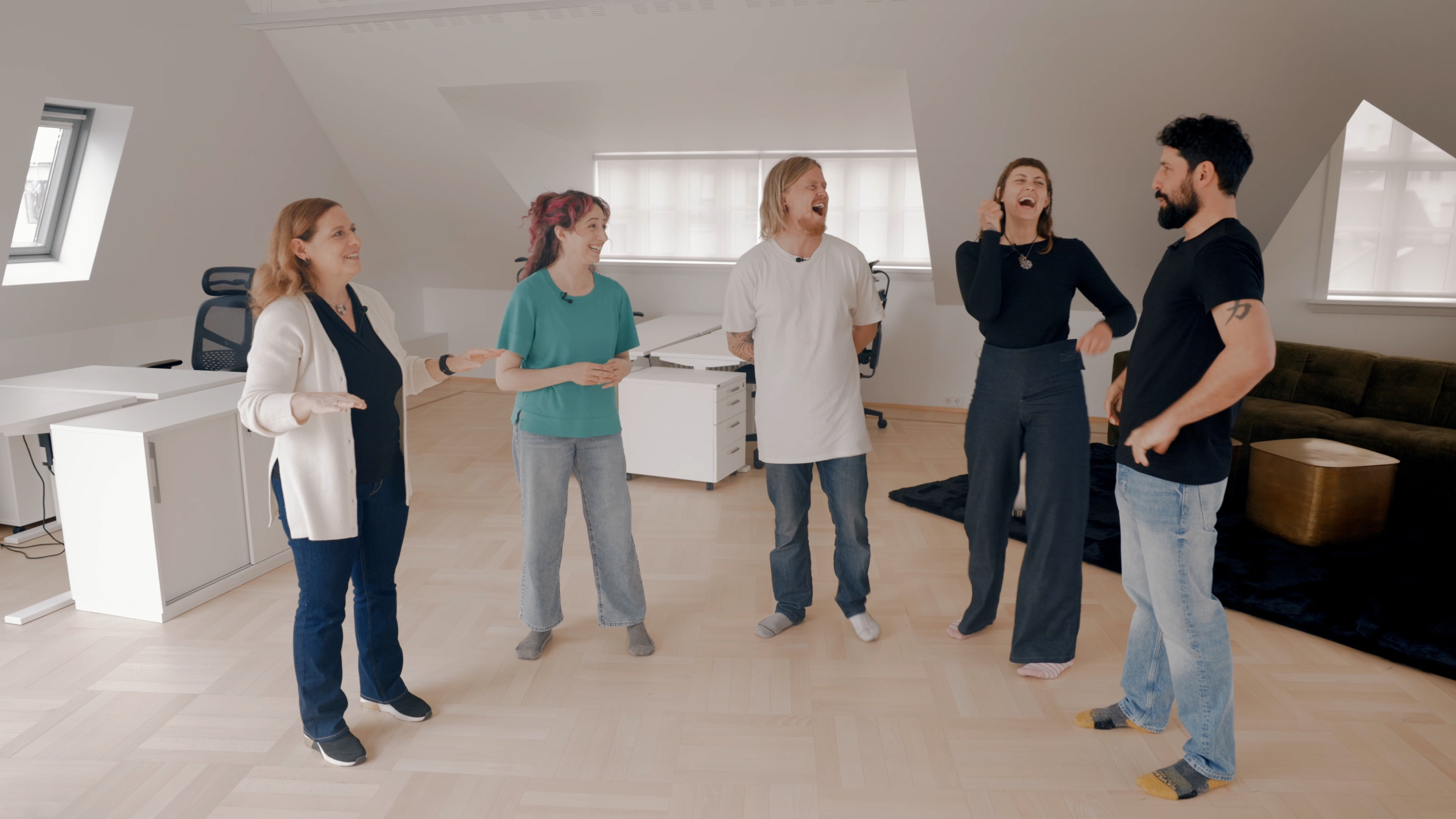 Deltakere som øver på en improvisasjonsøvelse i en workshop